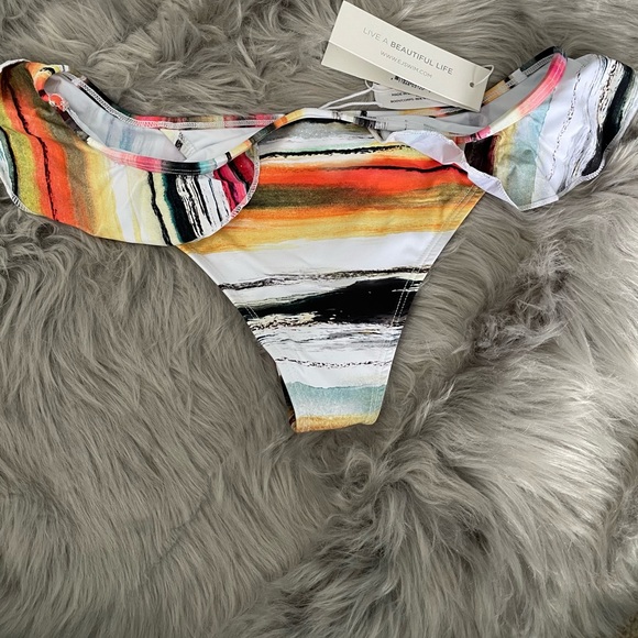 Super cute ruffle bikini bottom NWT - Picture 3 of 4